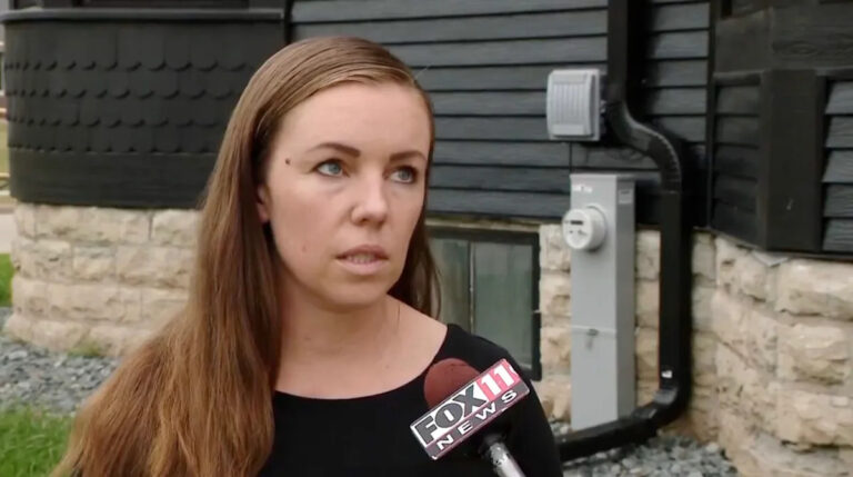 «Еще не умер?»: волонтер Демократической партии вызвал возмущение, подарив ребенку браслет, который ненавидит Трампа