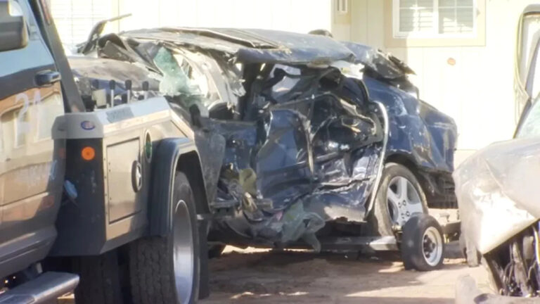 Женщина и 2-летняя девочка погибли в аварии в округе Фресно, сообщает CHP