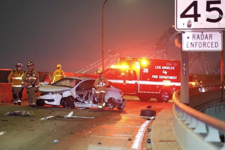 Водитель, который не туда ехал, врезается в машину на мосту Сан-Педро; раздельное столкновение убивает подростка