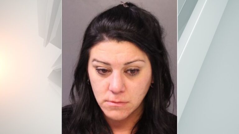 Женщина обвиняется в наезде, перетаскивании мотоциклиста с автомобилем