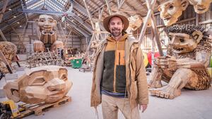 «Один человек — мусор»: художник-эколог привносит проект гигантского тролля в Шарлотту