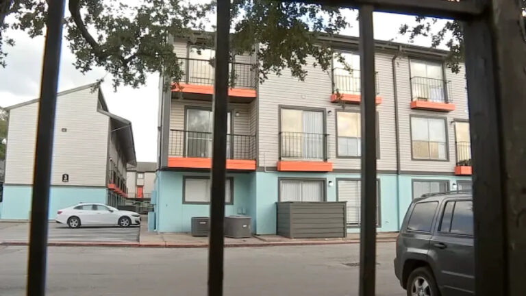 Женщина смертельно ранена, охранник ранен во время ссоры в южной части Хьюстона: полиция