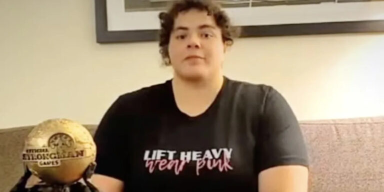 Чемпионка по тяжелой атлетике дисквалифицирована после откровения о том, что она родилась мужчиной