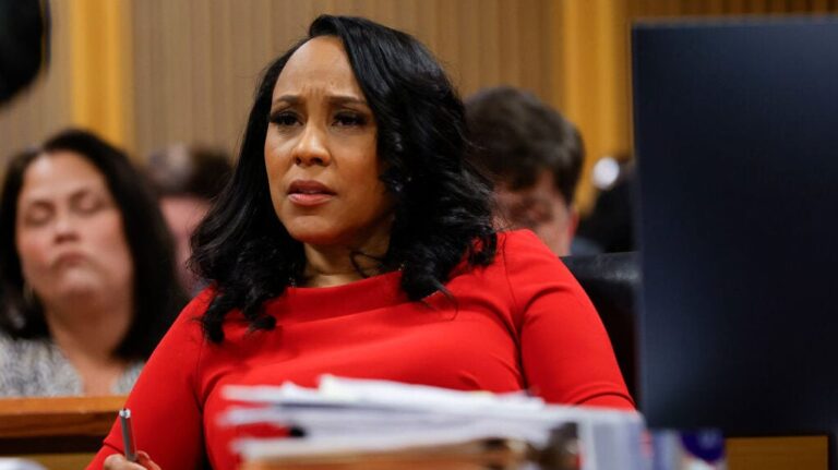 «Тупой вопрос!»: Фани Уиллис взрывает республиканцев, осуждая, что ее называют N-словом, когда она слышит о ее преследовании Трампа