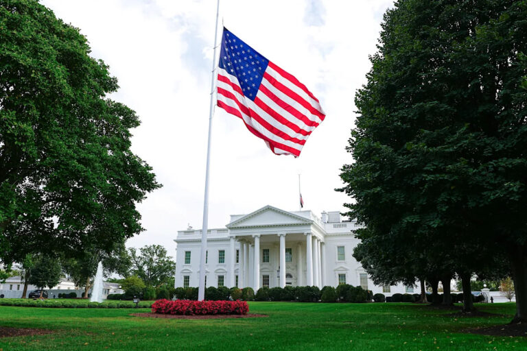 Почему флаги в полуперсонале? Вот как долго они будут опущены в Аризоне