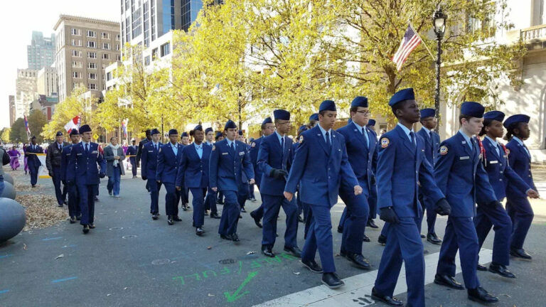 Почему государственные школы закрыты в День ветеранов в НК, но не в некоторых штатах