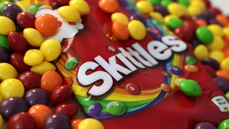 «Это просто PR»: Skittles, Hershey и Nestle удаляют искусственные цвета