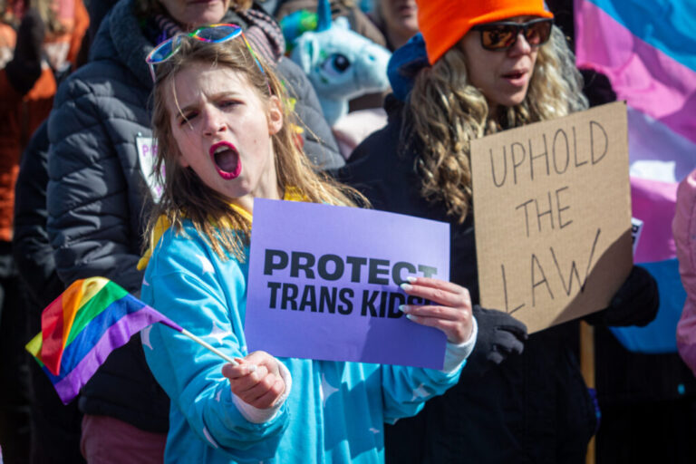 Почему Комиссия по правам человека делает редкий шаг, чтобы подать в суд на 5 районов за антитранс-политику