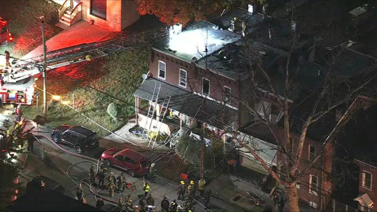 Маленький ребенок умирает, мать тяжело ранена после того, как пламя прорвало Честер, штат Пенсильвания.