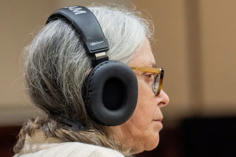 Почему Донна Адельсон носит наушники во время суда по делу об убийстве Дэна Маркела?