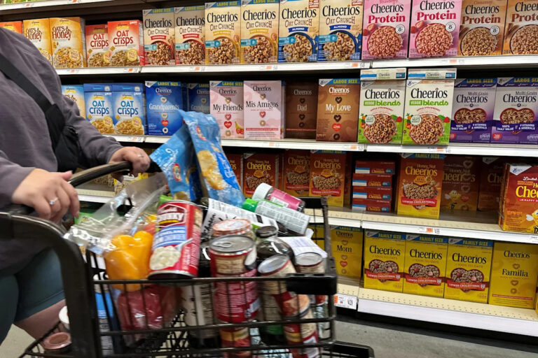 Какие продуктовые магазины открыты в КТ на День Благодарения? Всего несколько, и с отрегулированными часами