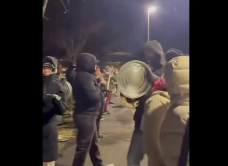 Протестующие в Огайо выставляют музыку за пределами отеля, где размещаются сотрудники ICE, пока полиция смотрит на