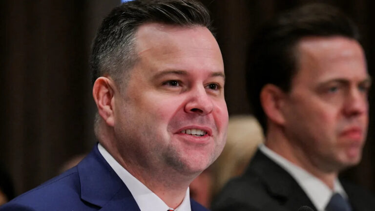 Мини-мага-антицизм помощника «Маленького Трампа» вызывает хаос в Белом доме