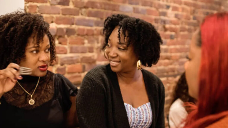 Девять чернокожих женщин утверждают, что в стейк-хаусе Вирджинии дискриминируют