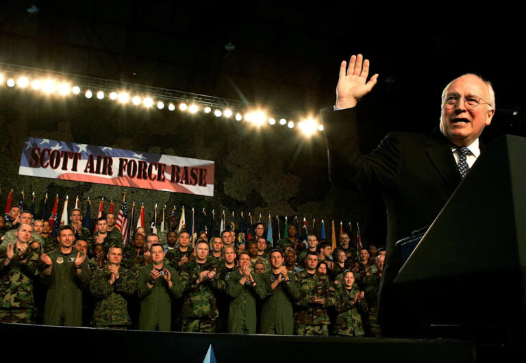 Почему флаги у полусотрудников в Калифорнии? Что нужно знать о бывшем вице-президенте Дике Чейни.