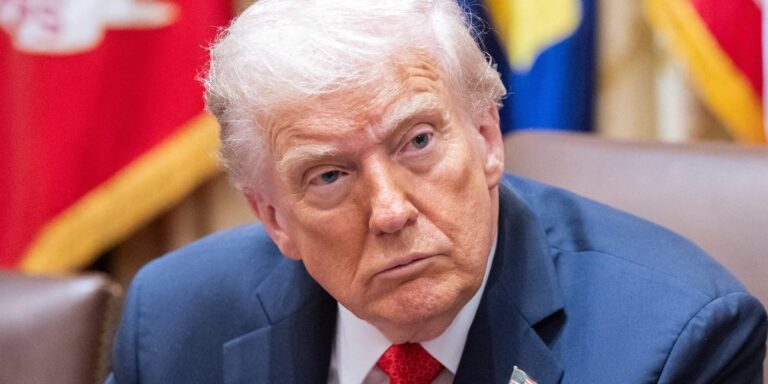 «Ай-яй-яй»: Дональд Трамп паникует из-за зеркала во время встречи в Белом доме