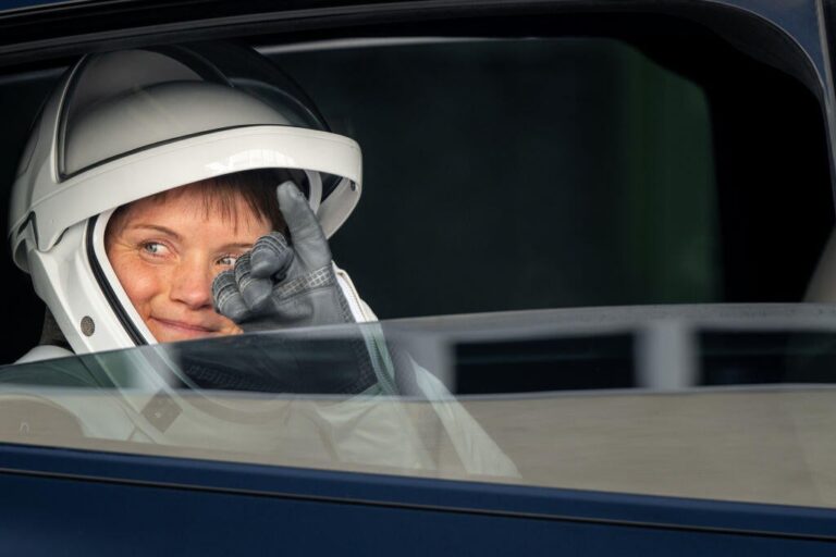 Женщина призналась в ложном утверждении о том, что экс-астронавт совершил преступление в космосе