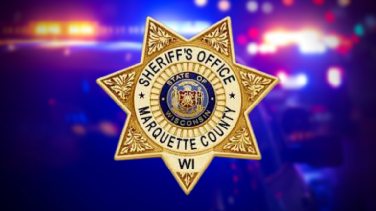 Женщина, брошенная из автомобиля, объявлена мертвой после того, как Джип перевернулся на дороге округа Маркетт