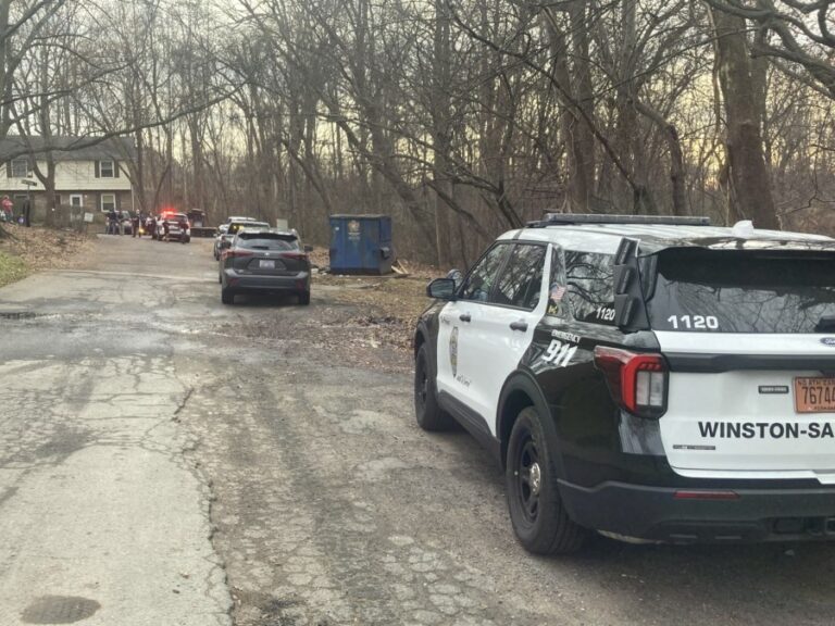 Женщина, обвиненная после 2 выстрелов, включая ребенка, в Уинстон-Салеме на Королевском лесном суде, доставлена в больницу, сообщает полиция.