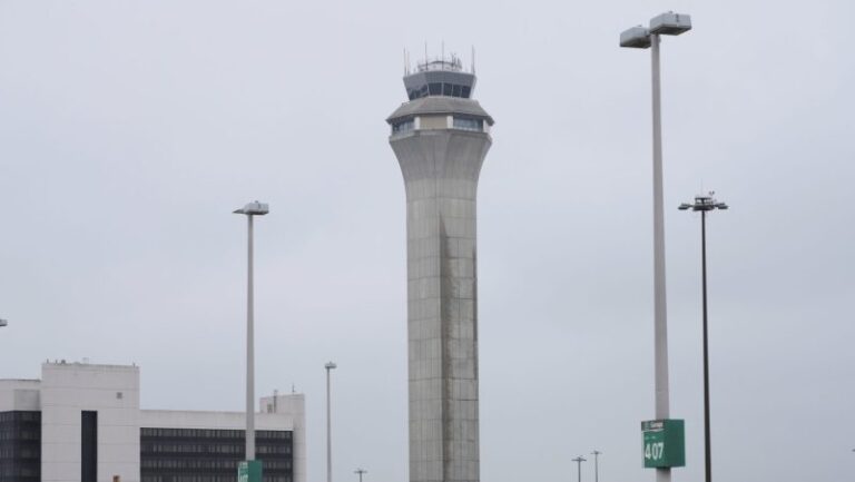 «Это наш Суперкубок»: аэропорт Ньюарка готовится к Дню благодарения