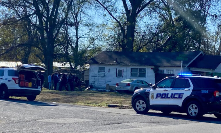 Женщина, убитая в дверях Бирмингема, не была грабителем, заявила полиция; бойфренд обвиняется