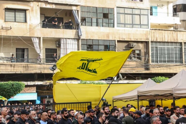 С истощенным оружием Хезболла колеблется в ответ, в то время как Израиль предупреждает об эскалации.