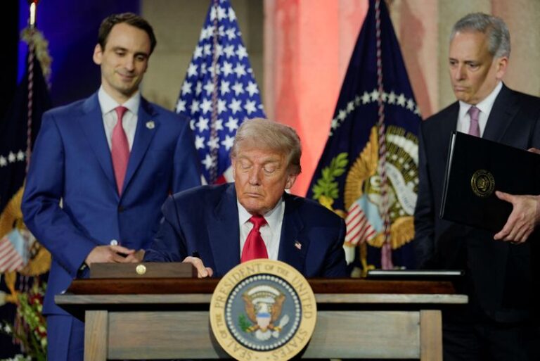 Белый дом приостановил исполнительный указ, который будет стремиться упреждать законы штата об ИИ, говорят источники.