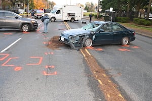 Свидетели говорят, что водитель Такомы ускорился, прежде чем ударить пару, пересекающую дорогу.