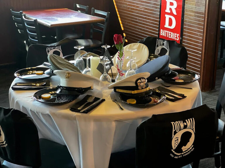 Почему этот стол пуст? В День ветеранов это может быть нарочно