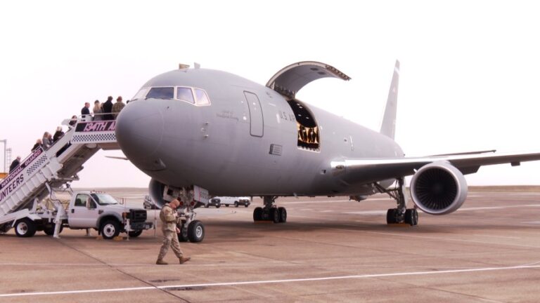 Новый самолет «Теннесси сиял, как Северная звезда» представлен на авиабазе МакГи Тайсон