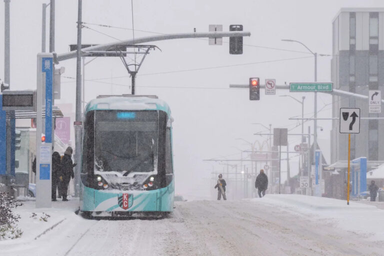 Зимний шторм приносит первый снег, рычит трафик в KC. Следите за обновлениями в прямом эфире