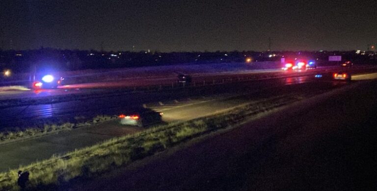 Женщина погибла, когда шла на Hwy 74