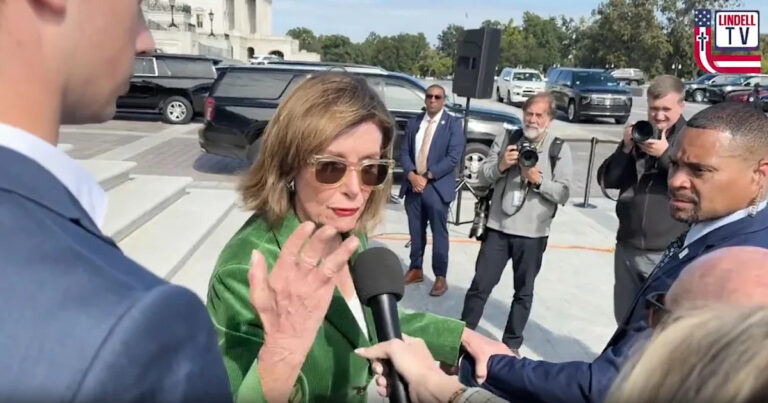 Нэнси Пелоси теряет хладнокровие на про-трамповском инфлюенсере, спрашивающем о 6 января