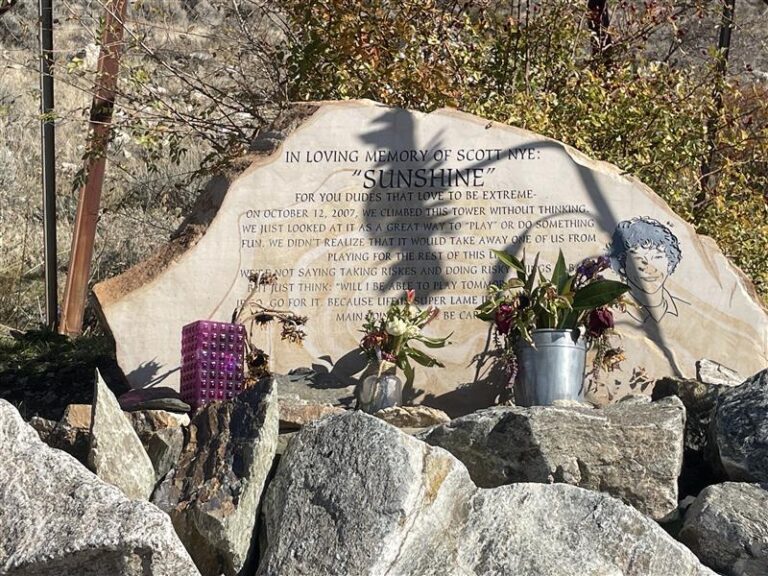 «Он был удивительным ребенком»: друзья 16-летнего подростка, который умер после падения с линии электропередач, говорят: