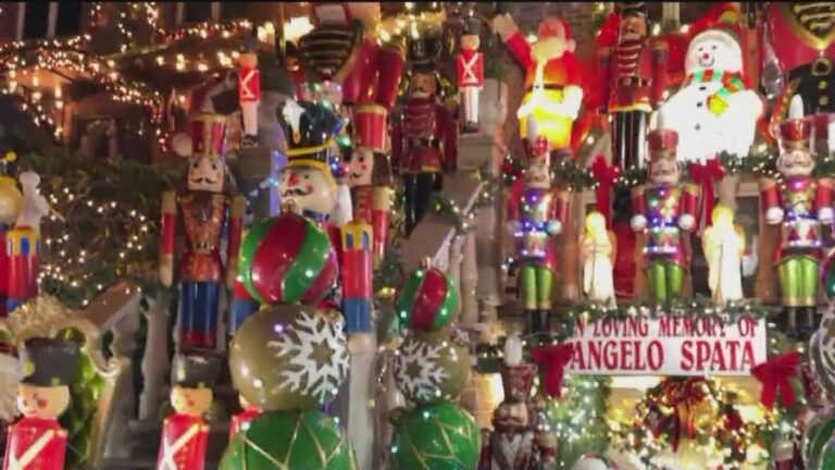 «Это была моя мечта, посетить это место»: туристы и местные жители стекаются в рождественские огни на Дайкер Хайтс