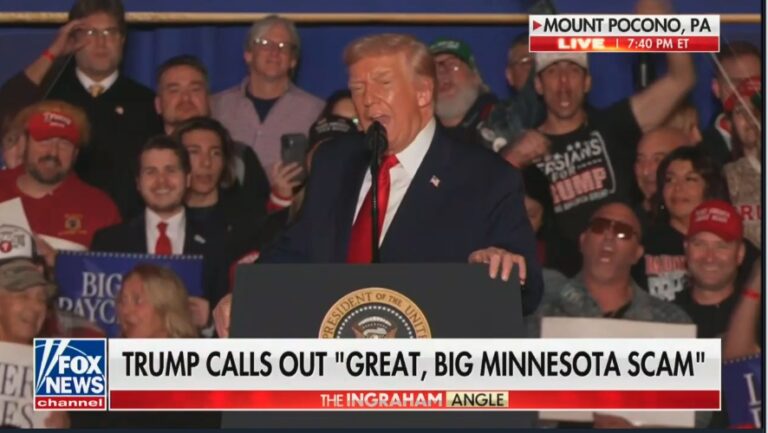 «Отправьте ее назад!» — толпа фанатов MAGA после того, как Трамп заявил, что демократы в Палате представителей «здесь незаконно»