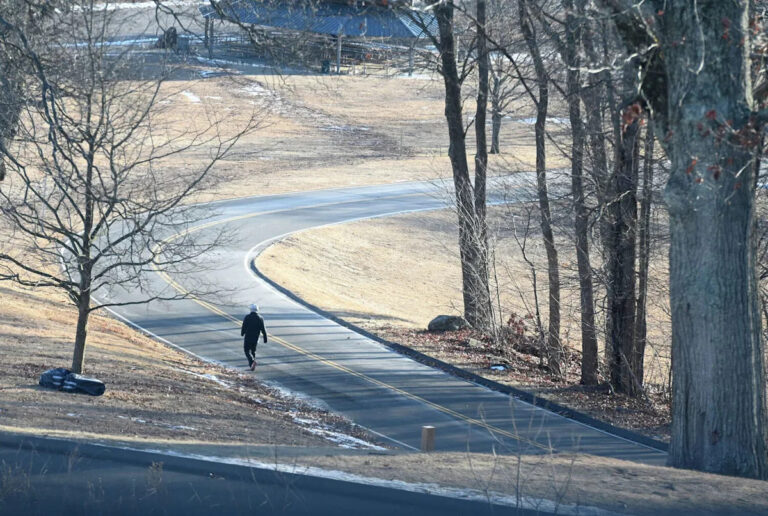 Холодные ветра приносят холодные температуры в Коннектикут во вторник.