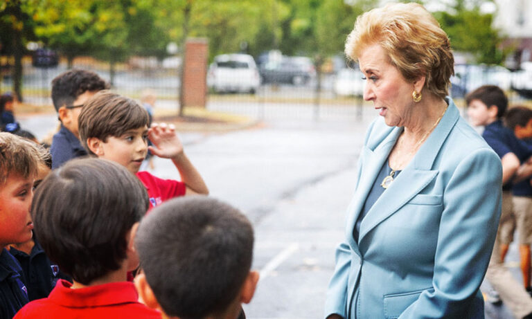 По мере того, как отключение заканчивается, отдел образования возобновляет усилия по сокращению масштабов