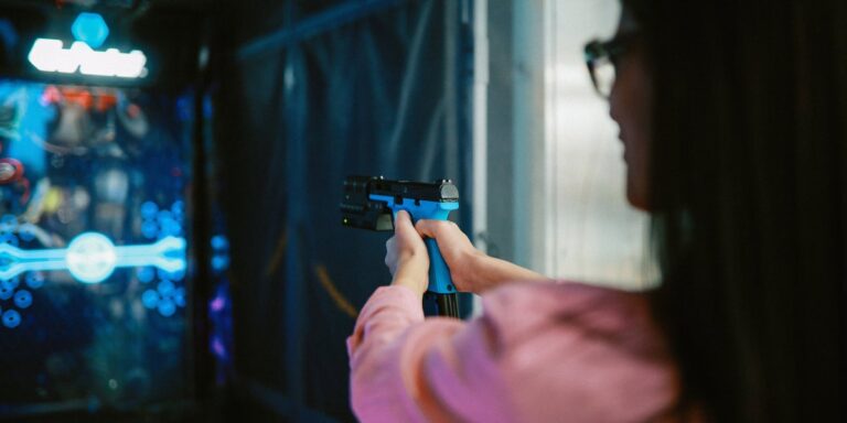 Я взяла своего малыша к Чаку Э. Сыру для развлечения. Я ушла с более глубоким пониманием насилия с применением оружия.