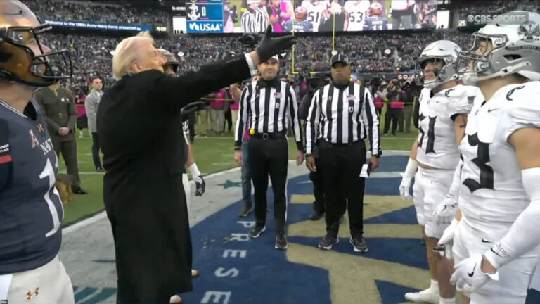 Трамп бросает монету без сальто в армейскую игру, которая ошеломляет Интернет: «Похоже на космического пришельца, совершенно незнакомого с концепцией»