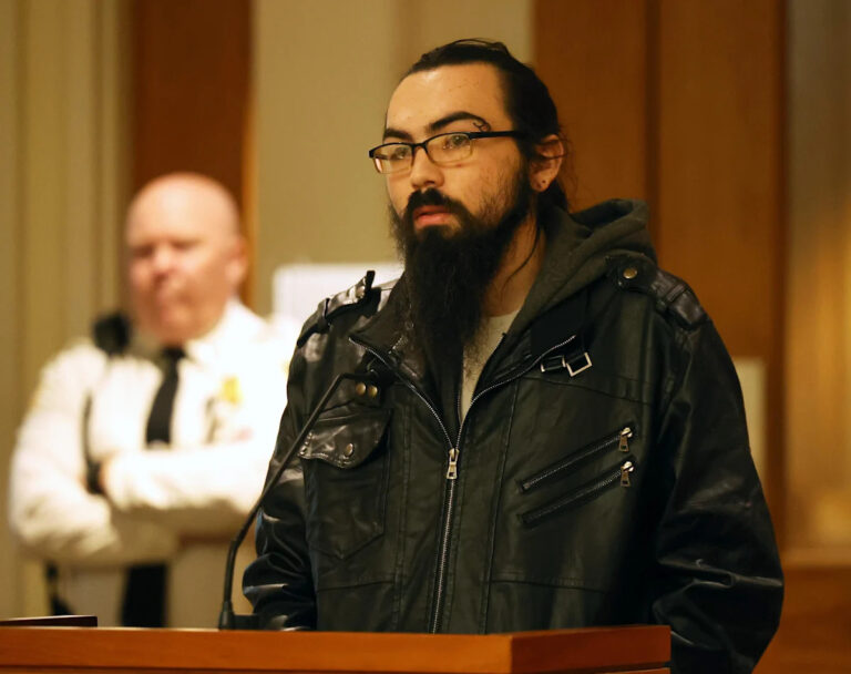 Владелец голодающего Таунтона «пуггл» в лицо судье: что случилось?