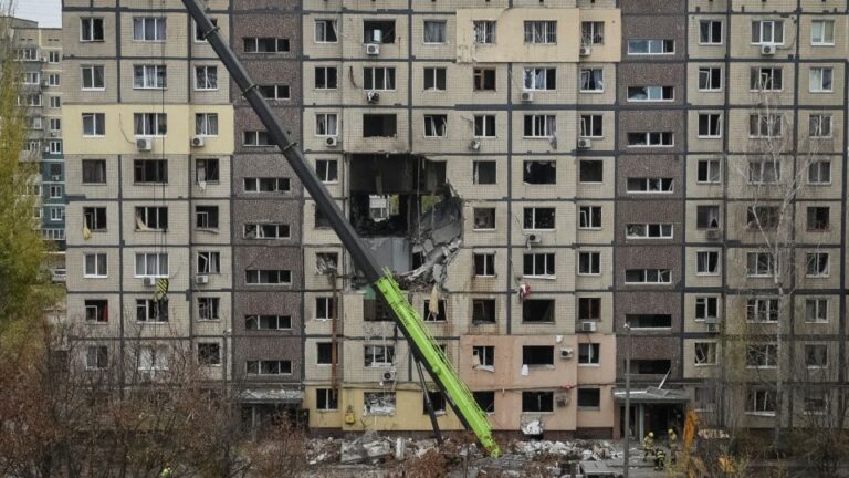 Миллионы украинцев столкнулись с темнотой и холодом после одной из крупнейших атак России на энергетическую инфраструктуру