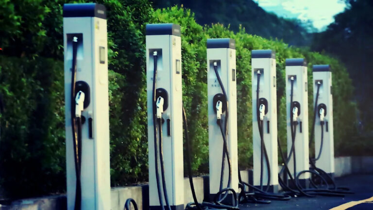 Водители бьют тревогу по поводу тревожной тенденции на зарядных станциях электромобилей: «Как, черт возьми, это происходит?»