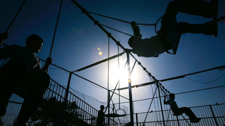 Камера слежения за детьми на детской площадке. Неудача безопасности выставила их в сети.