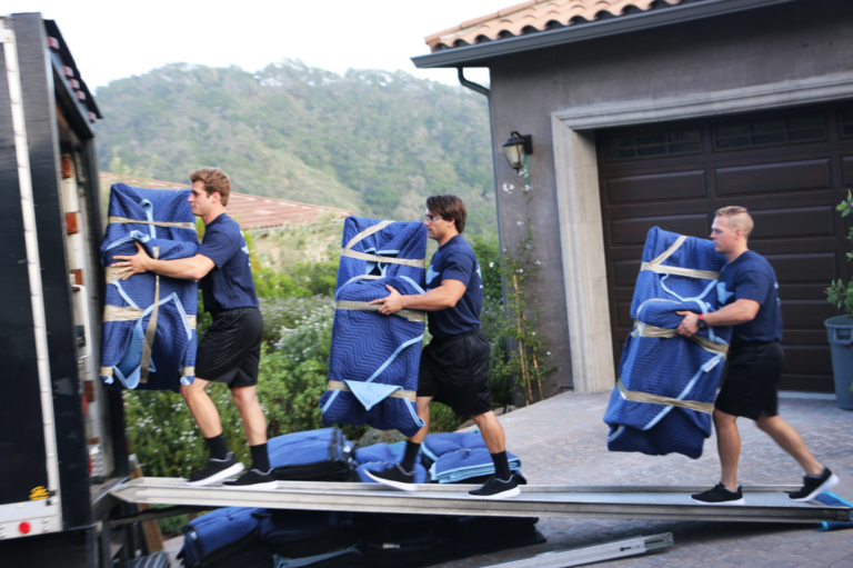 Meathead Movers уладил иск о дискриминации по возрасту, который обойдется им в миллионы долларов