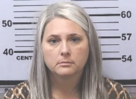 44-летняя мама уволена и арестована после того, как видео показывает ее тощий сын с поясом