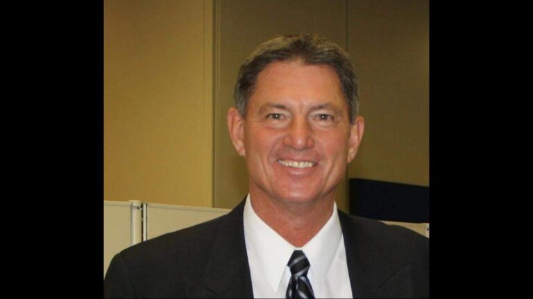 Бывшая мэр Белльвиля Родгер Кук продолжает службу после смерти