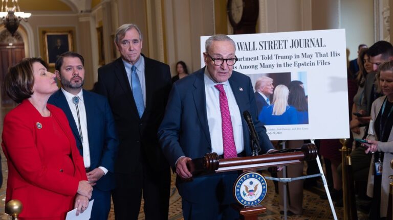 Демократы планируют нажать на Министерство юстиции, чтобы опубликовать файлы Эпштейна