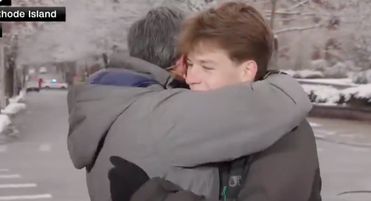 CNN Anchor Интервью с парнем, которого укрыли на месте во время коричневой стрельбы