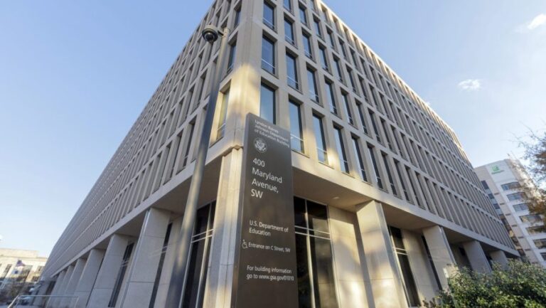 Суд постановил, что администрация Трампа нарушила Первую поправку с помощью внеофисных сообщений